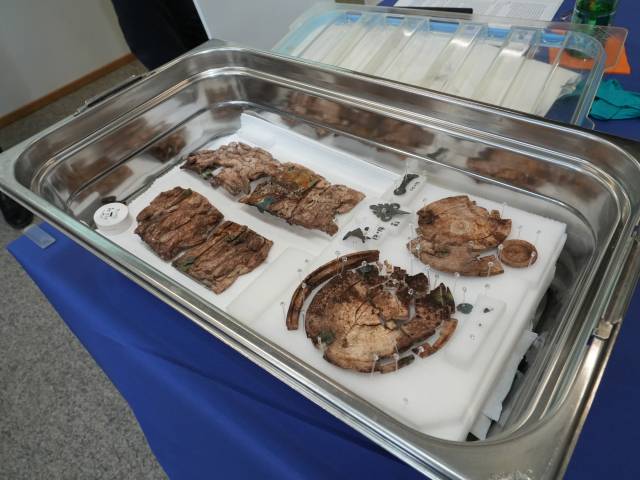 Kunstvoll geschnitzter Behälter