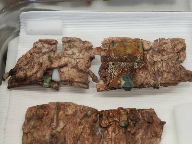 Kunstvoll geschnitzter Behälter