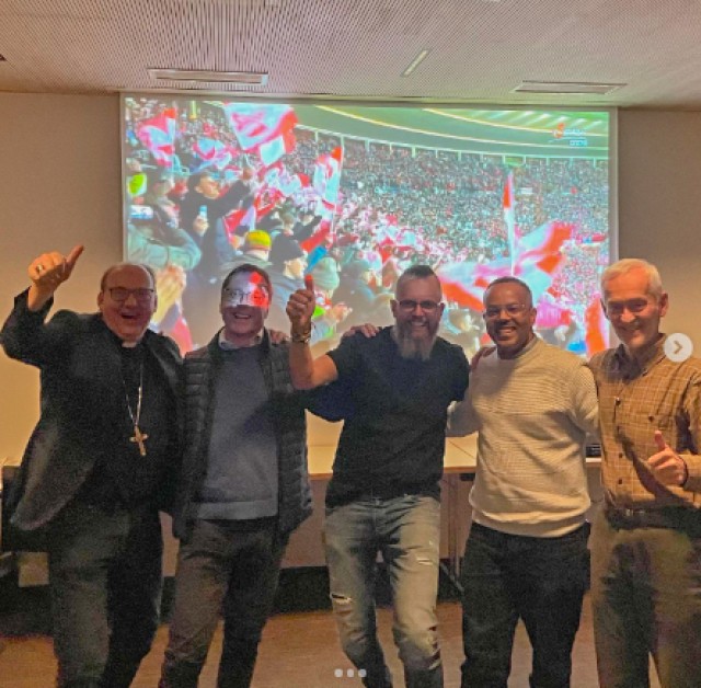 Jubel mit Fußball-Nationalteam beim Priesterrat