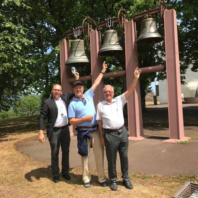 Kirchenglocken läuten gegen Durst und Hunger