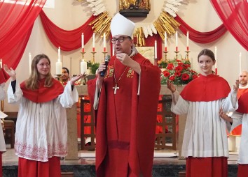 20250609 REUTTE BISCHOF GLETTLER 05 IN SANKT ANNA BEI PREDIGT   MIT MINISTRANTINNEN CR Robert Pacher