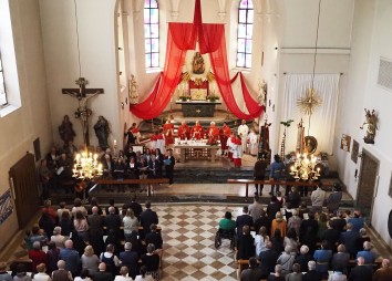 20250609 REUTTE BISCHOF GLETTLER 08 PFARRKIRCHE SANKT ANNA BILD VON DER EMPORE CR Robert Pacher