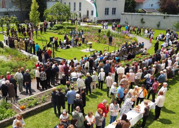 20250609 REUTTE ERÖFFNUNG KLOSTERGARTEN 20 MENSCHEN IM KLOSTERGARTEN CR Robert Pacher