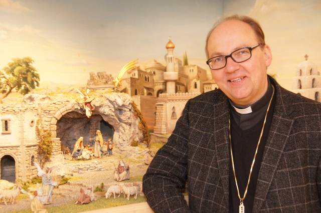 Bischof Hermann – zum Fan Tiroler Krippen geworden