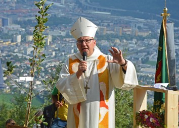 Bischof Hermann Beim Predigen
