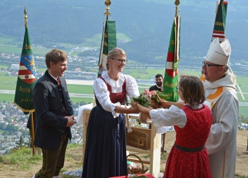 Die Bezirksobleute Kathrin Mayr Und Martin Mayr Bei Der Glockenübergabe Durch Monika Unterholzer