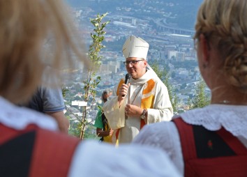 Die Versammelten Festgäste Während Der Messe