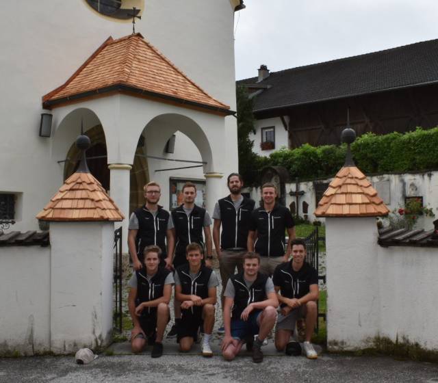 Neue Schindeln für Sistranser Kirchenportal