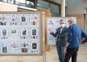 Bischof Reinhold Stecher Praesentation Briefmarken 2021 11 19 C Sigl 5765