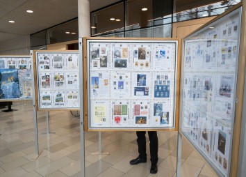 Bischof Reinhold Stecher Praesentation Briefmarken 2021 11 19 C Sigl 5774