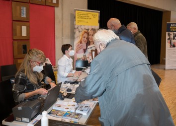 Bischof Reinhold Stecher Praesentation Briefmarken 2021 11 19 C Sigl 5777