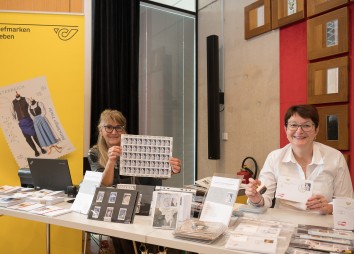 Bischof Reinhold Stecher Praesentation Briefmarken 2021 11 19 C Sigl 5783