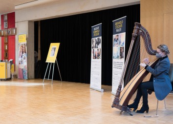 Bischof Reinhold Stecher Praesentation Briefmarken 2021 11 19 C Sigl 5790