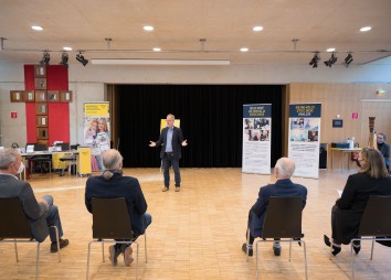 Bischof Reinhold Stecher Praesentation Briefmarken 2021 11 19 C Sigl 5797