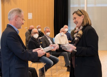 Bischof Reinhold Stecher Praesentation Briefmarken 2021 11 19 C Sigl 5837