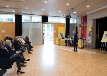 Bischof Reinhold Stecher Praesentation Briefmarken 2021 11 19 C Sigl 5850