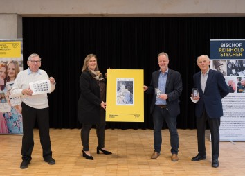 Bischof Reinhold Stecher Praesentation Briefmarken 2021 11 19 C Sigl 5875
