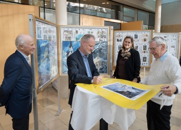 Bischof Reinhold Stecher Praesentation Briefmarken 2021 11 19 C Sigl 5918