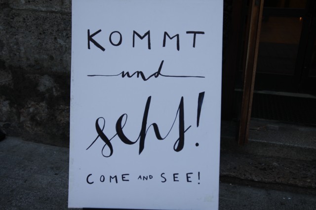 Offene Türen in der Kirche im Herzen der Stadt