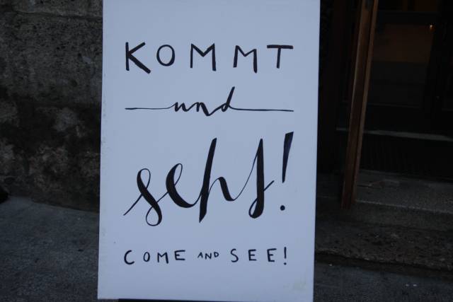 Offene Türen in der Kirche im Herzen der Stadt