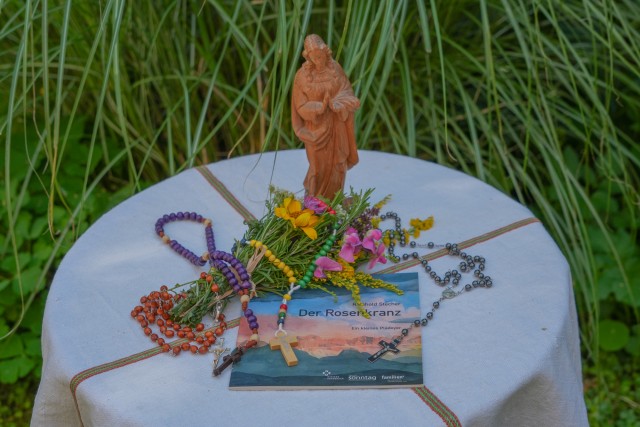 Rosenkranzmonat im Zeichen von Frieden und Hoffnung