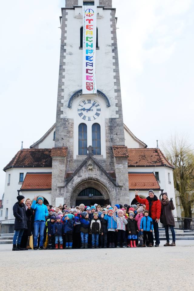 Schüler gestalten Friedensfahne