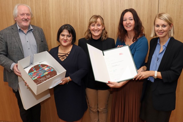 BU: Die VertreterInnen des Sprachencafés, Cecilia Proaño de Weber (Tischbetreuerin, Spanisch, 2. v. l.), Ursula Jenewein (Tischbetreuerin, Deutsch, M.) und Manuela Schweigkofler (Geschäftsführerin des Haus der Begegnung, 2. v. r.) bekamen den Preis der Vielfalt überreicht. Laudator Wolfgang Hackl (l.) und Stadträtin Elisabeth Mayr (r.) gratulierten herzlich.  © IKM/D. Hofer