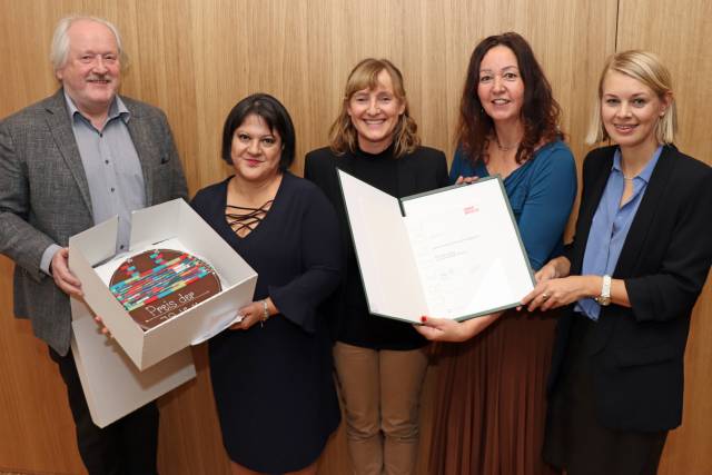 BU: Die VertreterInnen des Sprachencafés, Cecilia Proaño de Weber (Tischbetreuerin, Spanisch, 2. v. l.), Ursula Jenewein (Tischbetreuerin, Deutsch, M.) und Manuela Schweigkofler (Geschäftsführerin des Haus der Begegnung, 2. v. r.) bekamen den Preis der Vielfalt überreicht. Laudator Wolfgang Hackl (l.) und Stadträtin Elisabeth Mayr (r.) gratulierten herzlich.  © IKM/D. Hofer