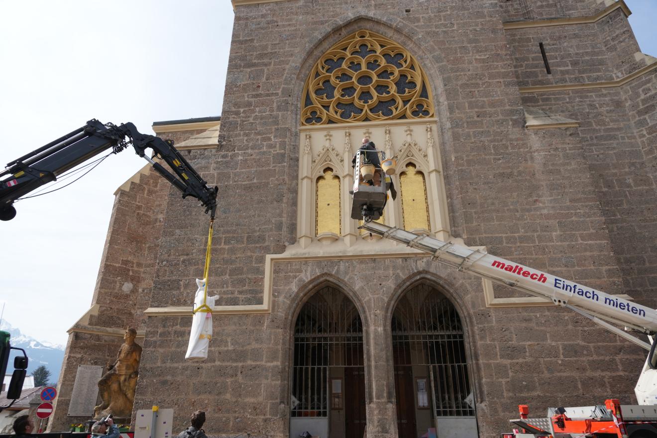 St Nikolaus Historische Statuen Wieder An Fassade Di zese Innsbruck st-nikolaus-historische-statuen-wieder-an-fassade-di-zese-innsbruck