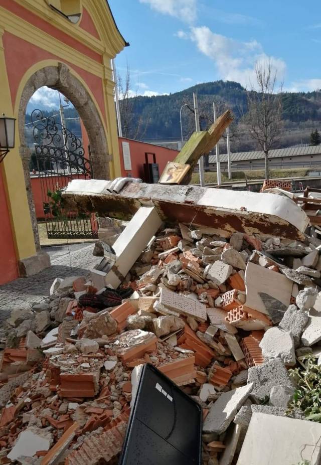Stift Wilten zeigt Mahnmal in Form eines Trümmerhaufens
