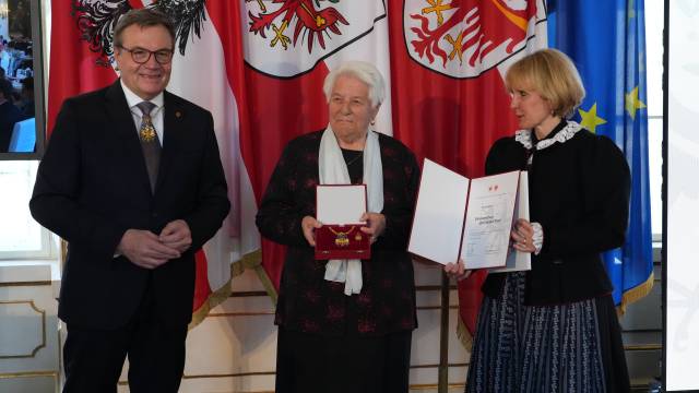 Alle neuen TrägerInnen des Ehrenzeichen des Landes Tirol