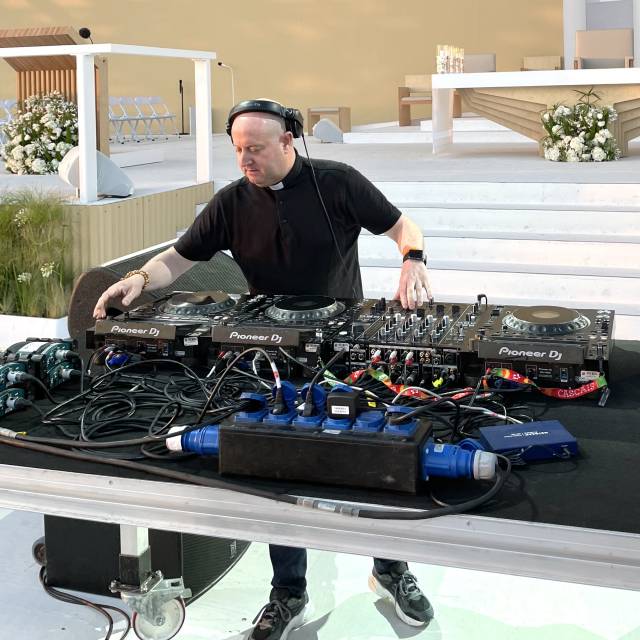 Weltjugendtag wirkt mit DJ-Priester in Sozialen Medien nach