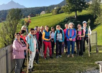 T02 Lärchenwald Rundwanderweg Gruppenbild Ingrid Heinz