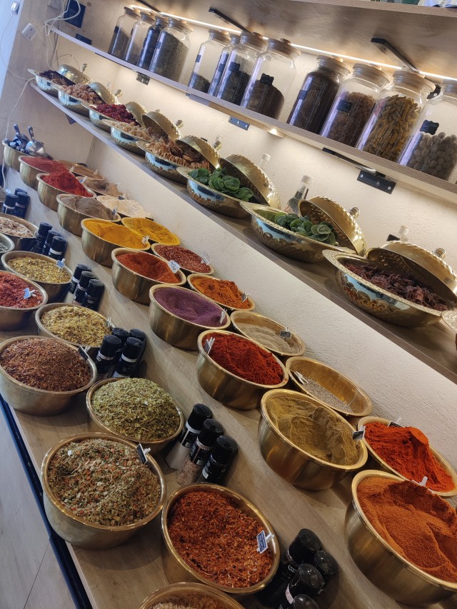 verschiedene Gewürze auf einem Markt