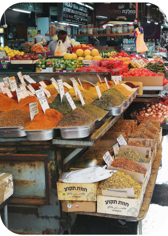 verschiedene Gewürze auf einem Markt