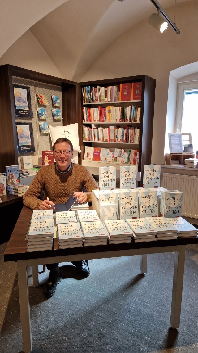 Franz Troyer signiert sein neues Buch