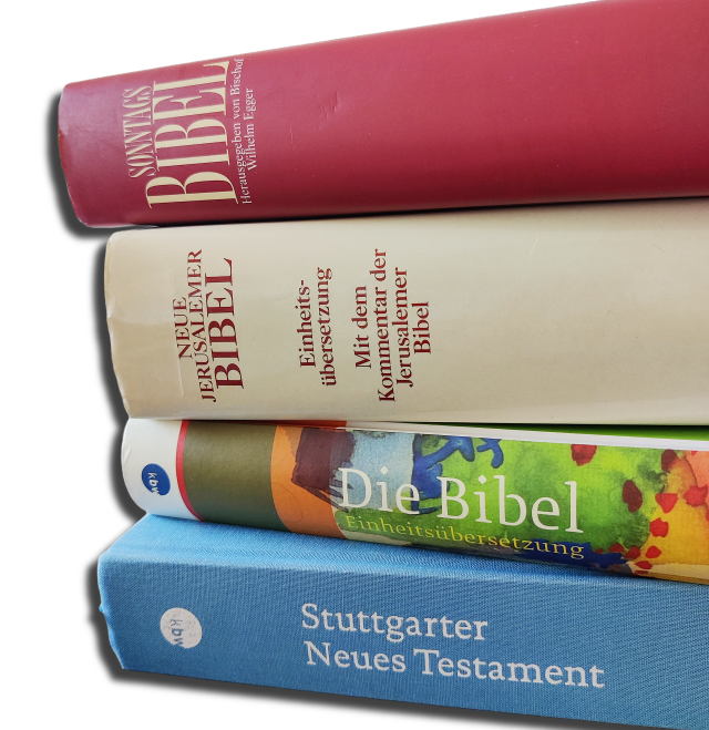 Stapel verschiedener Bibeln