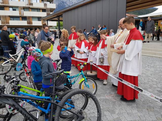 Kinderfahrzeugweihe in der Pfarre Mils