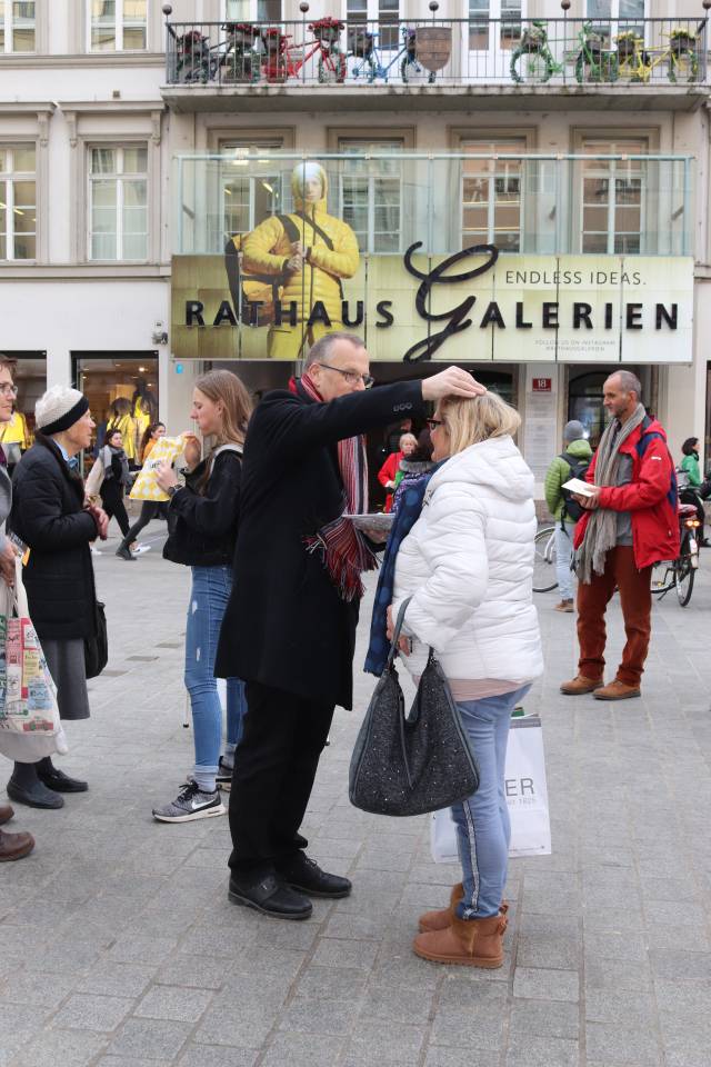 Ashes to go - Kirche geht auf die Straße