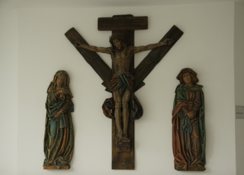 Kreuzigungsgruppe vor dem Eingang zur Kapelle: Franz Viertel 1910-1966, Schüler von Josef Bachlechner und Andreas Crepaz in Hall