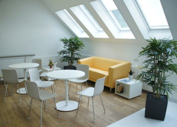 Sitzgruppe direkt vor der Kapelle