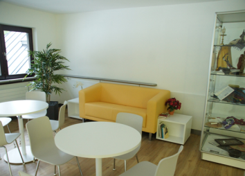 Sitzgruppe vor der Kapelle