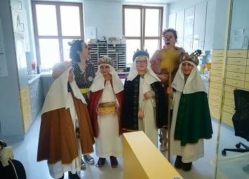 Sternsinger aus Zirl zu Besuch im Krankenhaus 2018
