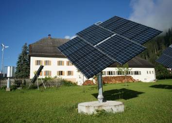 Photovoltaik-Anlage im Widumgarten von Pfarrer Otto Walch in Elbigenalp