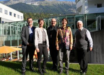 Präsentierten eine Zwischenbilanz zur Nachhaltigkeitsstrategie der Diözese Innsbruck: v.l. Rainer Kirchmair, Judith Schöffthaler, Bischof Hermann G...