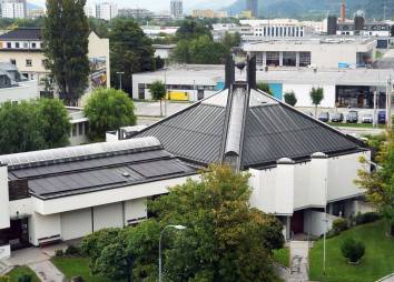 PV-Anlage auf dem Dach des Pfarrzentrums St Pirmin in Innsbruck.