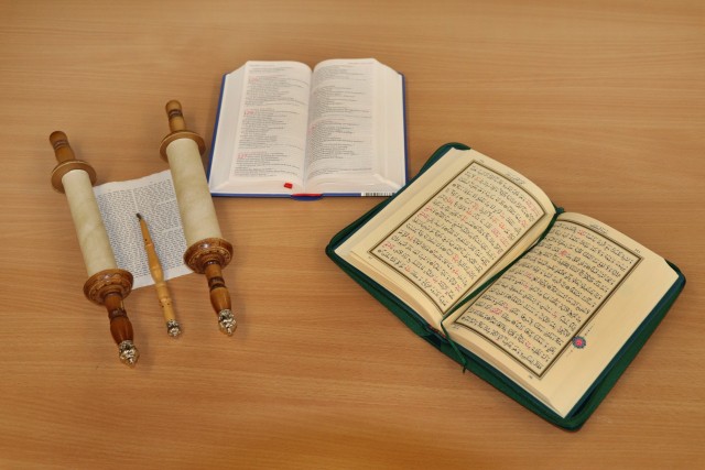 Heilige Bücher, aufgeschlagen