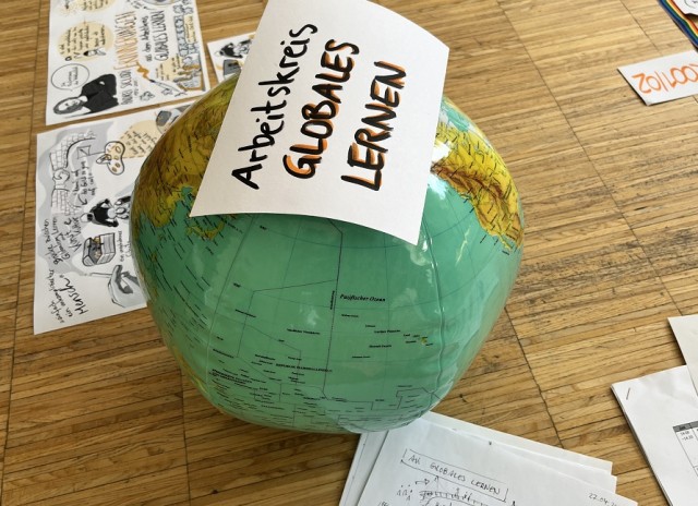 aufblasbarer Ball als Globus, darüber ein Blatt mit dem Text "Globales Lernen"
