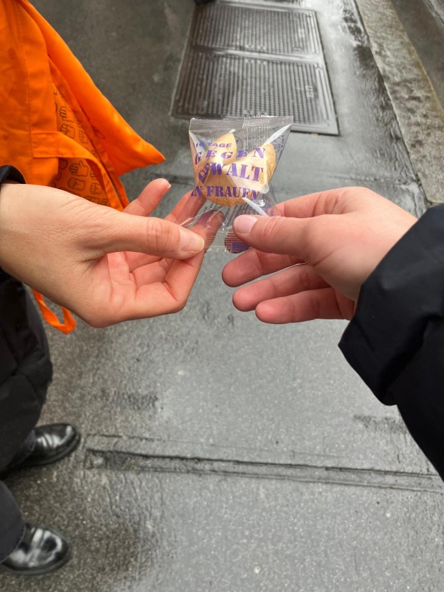 Glückskekse werden an Passant:innen in der Innsbrucker Innenstadt verteilt.