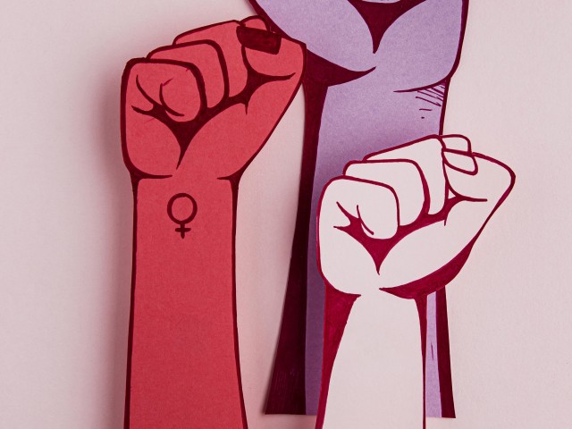 Fäuste in die Luft, Frauenpower, freepik